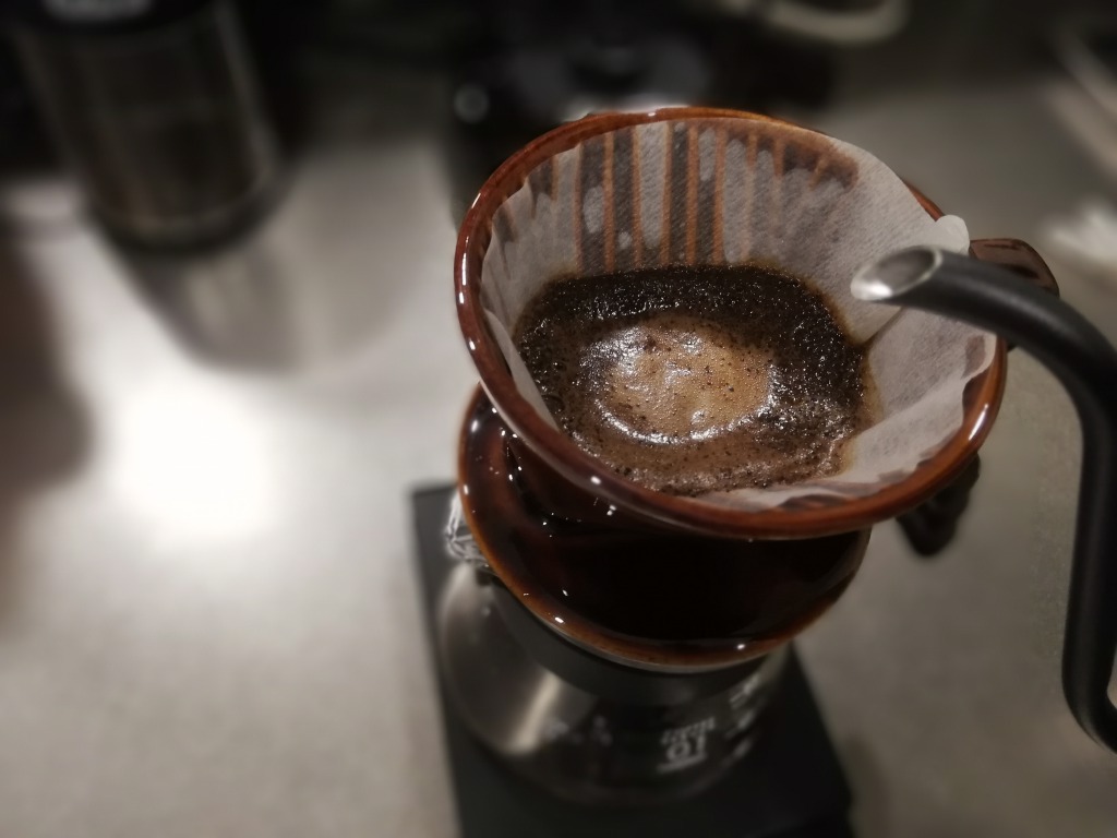 陶器ドリッパーでコーヒーを淹れる